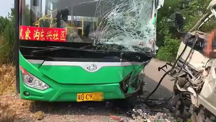 河北发生一起惨烈车祸 司机当场死亡