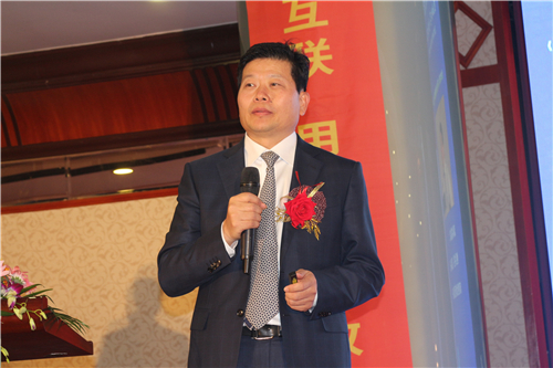 会议现场,双胞胎集团董事长鲍洪星现场分享《合作共赢——饲料企业和规模猪场的分工合作》之主题报告,本着“交流分享、合作共赢”的目的,鲍董事长既展示了双胞胎的优秀发展成果,又提出畜牧业发展的诸多观点。