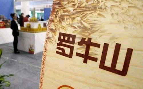 实际控制人减持股票原本是一则普通的公告，但在公告的头一天，罗牛山发布了一则《关于董事长向全体在职员工发出增持公司股份倡议书的完成公告》。两则公告联系起来，让外界产生联想：老板自己减持，却号召员工增持，这是哪门子的“套路”？