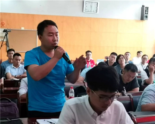 （积极参与课堂互动的学员们）