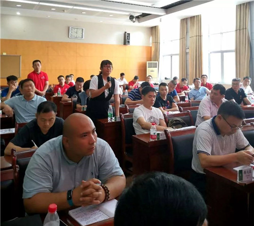 （积极参与课堂互动的学员们）