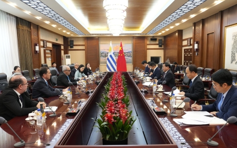 韓俊會見烏拉圭牧農漁業部部長弗拉蒂