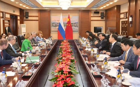 韩俊会见俄罗斯联邦农业部部长奥克莎娜·卢特