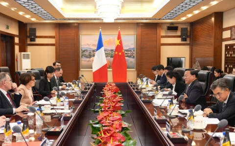 韩俊会见法国农业、农食和粮食主权部 部长安妮·热纳瓦尔