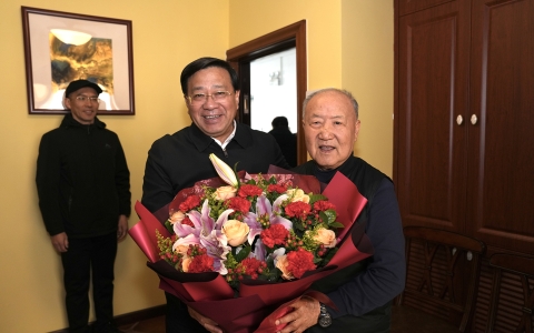 韩俊看望慰问在京老部长和院士代表