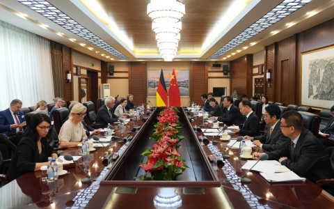 张柱会见德国联邦农业、食品和国土部部长阿洛伊斯·赖纳