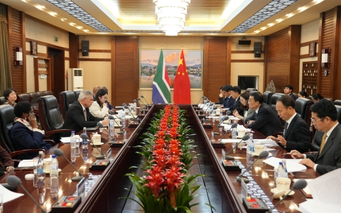 张柱会见南非农业部部长奥坎普