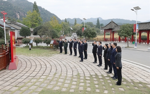 周祖翼带领新一届省委常委班子 到信阳市参加党性教育活动并主持召开省委常委会会议 不忘初心 牢记使命 接续奋斗 奋力谱写中原大地推进中国式现代化新篇章
